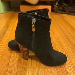 G by Guess 6.5 Black Booties